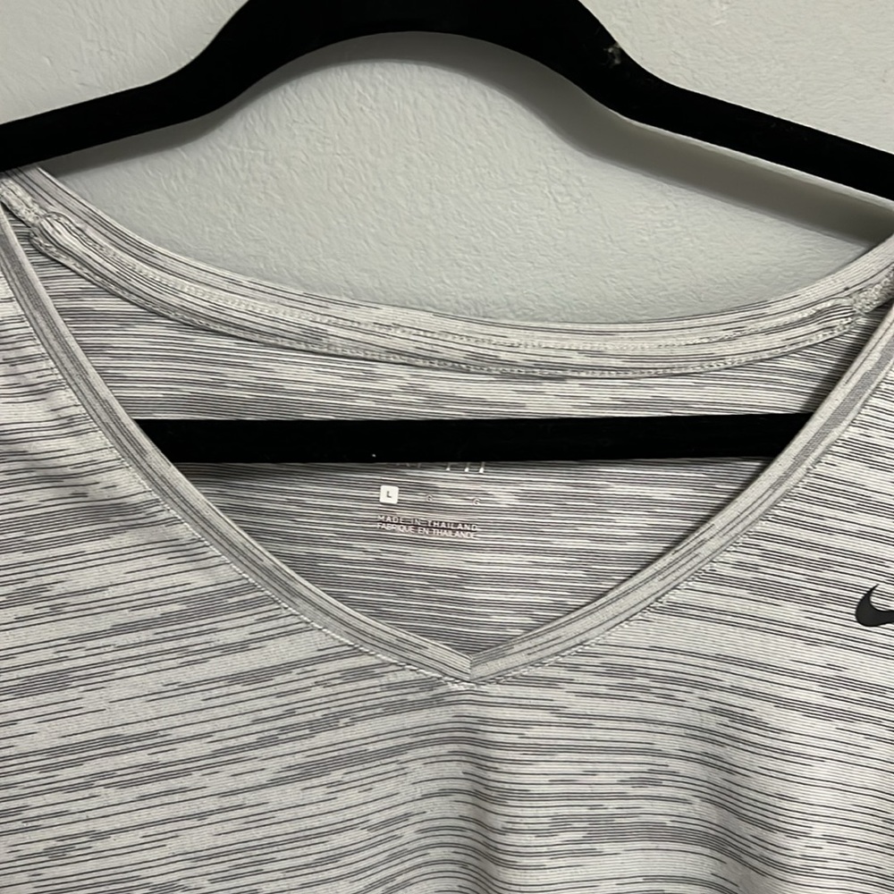 Nike Gray Short Sleeve Tee for Everyday Comfort - Picture 5 of 6